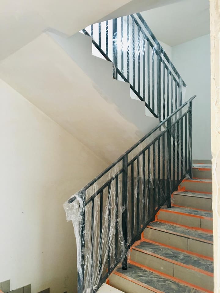 Czarna balustrada schodowa zabezpieczona folią